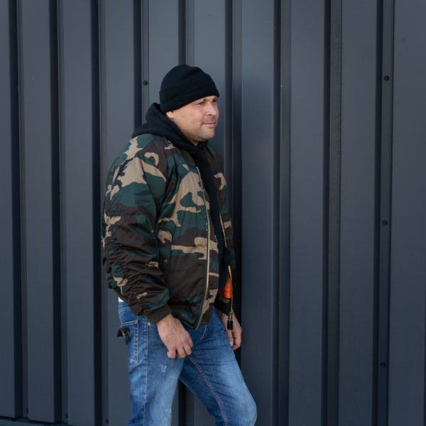 1214031 MA 1 bomber jack camo13 <div class="colordesc"> <big><strong>Fostex Garments® MA-1 Bomber Jack</strong></big> <hr /> <big>Bomber jas Woodland gemaakt van 65% polyester en 35% katoen.</big> <big>Voorzien van een lage kraag en 2 grote steekzakken op de voorzijde. </big> <big>De binnenvoering van de jas is oranje van kleur. Deze opvalllende kleur heeft een reden, zo konden piloten die hulp nodig hadden makkelijk gezien worden door hulptroepen. De jas is dus ook binnenstebuiten te dragen.</big> </div> <div></div> <div><strong>Twijfel je over de maat, bestel dan één maatje groter. De jas valt wat kleiner uit.</strong></div> <div><a title="Maattabel" href="https://dump.dev.newagents.nl/wp-content/uploads/2020/04/deDump.nl-Fostex-MA-1-Bomber-Jack-maattabel.pdf" target="_blank" rel="noopener noreferrer"><button><span style="color: #ef471f; font-size: medium;"><strong>Maattabel</strong></span></button></a></div>