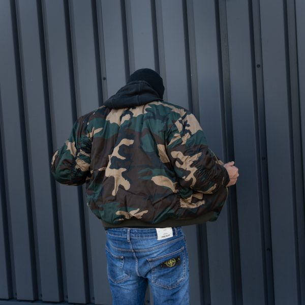 1214031 MA 1 bomber jack camo14 <div class="colordesc"> <big><strong>Fostex Garments® MA-1 Bomber Jack</strong></big> <hr /> <big>Bomber jas Woodland gemaakt van 65% polyester en 35% katoen.</big> <big>Voorzien van een lage kraag en 2 grote steekzakken op de voorzijde. </big> <big>De binnenvoering van de jas is oranje van kleur. Deze opvalllende kleur heeft een reden, zo konden piloten die hulp nodig hadden makkelijk gezien worden door hulptroepen. De jas is dus ook binnenstebuiten te dragen.</big> </div> <div></div> <div><strong>Twijfel je over de maat, bestel dan één maatje groter. De jas valt wat kleiner uit.</strong></div> <div><a title="Maattabel" href="https://dump.dev.newagents.nl/wp-content/uploads/2020/04/deDump.nl-Fostex-MA-1-Bomber-Jack-maattabel.pdf" target="_blank" rel="noopener noreferrer"><button><span style="color: #ef471f; font-size: medium;"><strong>Maattabel</strong></span></button></a></div>