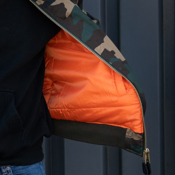 1214031 MA 1 bomber jack camo16 <div class="colordesc"> <big><strong>Fostex Garments® MA-1 Bomber Jack</strong></big> <hr /> <big>Bomber jas Woodland gemaakt van 65% polyester en 35% katoen.</big> <big>Voorzien van een lage kraag en 2 grote steekzakken op de voorzijde. </big> <big>De binnenvoering van de jas is oranje van kleur. Deze opvalllende kleur heeft een reden, zo konden piloten die hulp nodig hadden makkelijk gezien worden door hulptroepen. De jas is dus ook binnenstebuiten te dragen.</big> </div> <div></div> <div><strong>Twijfel je over de maat, bestel dan één maatje groter. De jas valt wat kleiner uit.</strong></div> <div><a title="Maattabel" href="https://dump.dev.newagents.nl/wp-content/uploads/2020/04/deDump.nl-Fostex-MA-1-Bomber-Jack-maattabel.pdf" target="_blank" rel="noopener noreferrer"><button><span style="color: #ef471f; font-size: medium;"><strong>Maattabel</strong></span></button></a></div>