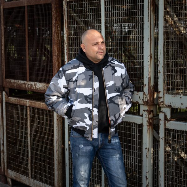 1214031 MA 1 bomber jack camo17 <big><strong>Fostex Garments® MA-1 Bomber Jack</strong></big> <hr /> <big>Bomber jas Urban gemaakt van 65% polyester en 35% katoen.</big> <big>Voorzien van een lage kraag en 2 grote steekzakken op de voorzijde. </big> <big>De binnenvoering van de jas is oranje van kleur. Deze opvalllende kleur heeft een reden, zo konden piloten die hulp nodig hadden makkelijk gezien worden door hulptroepen. De jas is dus ook binnenstebuiten te dragen.</big> <div></div> <div><strong>Twijfel je over de maat, bestel dan één maatje groter. De jas valt wat kleiner uit.</strong></div> <div><a title="Maattabel" href="https://dump.dev.newagents.nl/wp-content/uploads/2020/04/deDump.nl-Fostex-MA-1-Bomber-Jack-maattabel.pdf" target="_blank" rel="noopener noreferrer"><button><span style="color: #ef471f; font-size: medium;"><strong>Maattabel</strong></span></button></a></div>