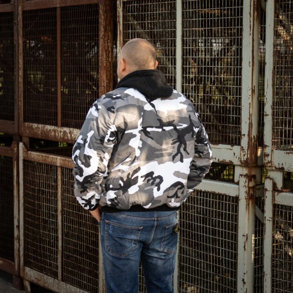 1214031 MA 1 bomber jack camo18 <big><strong>Fostex Garments® MA-1 Bomber Jack</strong></big> <hr /> <big>Bomber jas Urban gemaakt van 65% polyester en 35% katoen.</big> <big>Voorzien van een lage kraag en 2 grote steekzakken op de voorzijde. </big> <big>De binnenvoering van de jas is oranje van kleur. Deze opvalllende kleur heeft een reden, zo konden piloten die hulp nodig hadden makkelijk gezien worden door hulptroepen. De jas is dus ook binnenstebuiten te dragen.</big> <div></div> <div><strong>Twijfel je over de maat, bestel dan één maatje groter. De jas valt wat kleiner uit.</strong></div> <div><a title="Maattabel" href="https://dump.dev.newagents.nl/wp-content/uploads/2020/04/deDump.nl-Fostex-MA-1-Bomber-Jack-maattabel.pdf" target="_blank" rel="noopener noreferrer"><button><span style="color: #ef471f; font-size: medium;"><strong>Maattabel</strong></span></button></a></div>