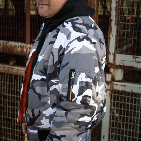 1214031 MA 1 bomber jack camo20 <big><strong>Fostex Garments® MA-1 Bomber Jack</strong></big> <hr /> <big>Bomber jas Urban gemaakt van 65% polyester en 35% katoen.</big> <big>Voorzien van een lage kraag en 2 grote steekzakken op de voorzijde. </big> <big>De binnenvoering van de jas is oranje van kleur. Deze opvalllende kleur heeft een reden, zo konden piloten die hulp nodig hadden makkelijk gezien worden door hulptroepen. De jas is dus ook binnenstebuiten te dragen.</big> <div></div> <div><strong>Twijfel je over de maat, bestel dan één maatje groter. De jas valt wat kleiner uit.</strong></div> <div><a title="Maattabel" href="https://dump.dev.newagents.nl/wp-content/uploads/2020/04/deDump.nl-Fostex-MA-1-Bomber-Jack-maattabel.pdf" target="_blank" rel="noopener noreferrer"><button><span style="color: #ef471f; font-size: medium;"><strong>Maattabel</strong></span></button></a></div>