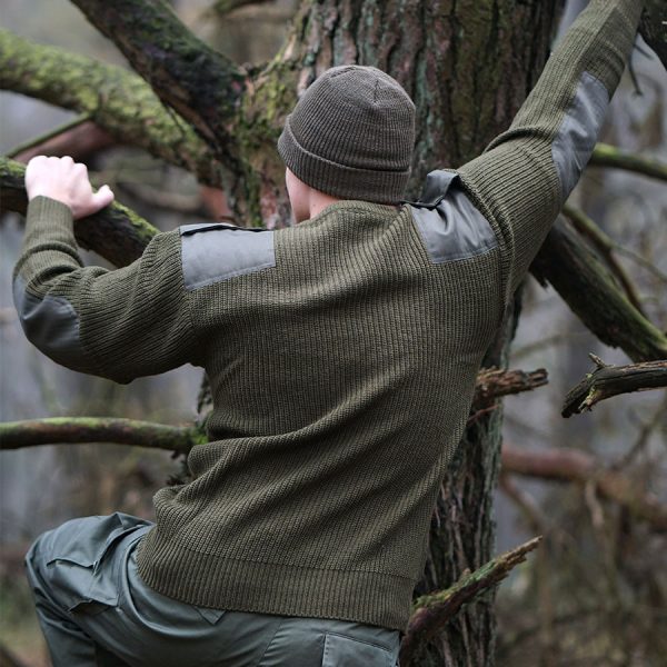 1313110 Commando trui acryl1 <div class="colordesc"> De <strong>Fostex Garments Commando Trui</strong> is een robuuste en functionele <strong>militaire stijl trui</strong>, ontworpen voor <strong>werk, outdoor-activiteiten en dagelijks gebruik</strong>. Deze trui is beschikbaar in <strong>groen, blauw en zwart</strong> en biedt de perfecte combinatie van <strong>comfort, duurzaamheid en stijl</strong>. Dankzij het <strong>100% acrylmateriaal</strong> is de trui <strong>warm, slijtvast en flexibel</strong>, waardoor hij zowel in koude als gematigde weersomstandigheden ideaal is. De trui is voorzien van <strong>versterkte schouder- en elleboogstukken</strong>, wat extra stevigheid biedt bij intensief gebruik. Daarnaast heeft hij <strong>epauletten op de schouders</strong> en een <strong>praktische borstzak</strong> voor het opbergen van kleine essentials zoals een notitieblok of ID-kaart. <strong>Veelzijdig in gebruik:</strong> Deze trui is ideaal voor <strong>beveiligingspersoneel, outdoorliefhebbers, werkprofessionals en casual wear</strong>. Door zijn <strong>stevige pasvorm en ademend vermogen</strong> is hij geschikt voor diverse activiteiten en biedt hij optimale <strong>warmte en bewegingsvrijheid</strong>. <a title="Maattabel" href="https://dump.dev.newagents.nl/wp-content/uploads/2021/08/Commando-Trui-deDump.nl_.pdf" target="_blank" rel="noopener noreferrer"><button><span style="color: #ef471f;font-size: medium"><strong>Maattabel</strong></span></button></a> </div>