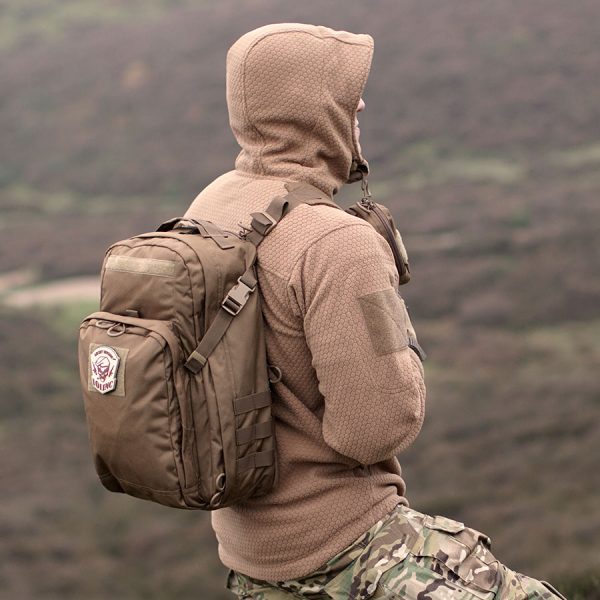 131364 Hexagon fleece vest Ben je op zoek naar een comfortabel en functioneel fleece vest dat je warm houdt tijdens al je outdooractiviteiten? Het <strong>Hexagon fleece vest</strong> biedt een perfecte balans tussen stijl en functionaliteit. Dit veelzijdige vest is vervaardigd uit 260g/m² hoogwaardig polyester en biedt niet alleen optimale warmte, maar is ook ademend, zodat je je zelfs in actieve situaties comfortabel voelt. Dankzij het strakke ontwerp en de praktische details is dit vest ideaal voor zowel werk als recreatie. Met de handige verstelbare capuchon ben je goed beschermd tegen wind en regen, terwijl de verschillende zakken ervoor zorgen dat je altijd al je benodigdheden bij de hand hebt. Dit vest is uitgerust met <strong>twee ruime cargo-zakken op de mouwen</strong>, een cargo-zak op de onderarm, en <strong>drie voorzakken</strong> – perfect voor het veilig opbergen van je telefoon, sleutels, en andere kleine items. Dankzij de mogelijkheid om patches met velcro te bevestigen op de mouwen, kun je dit vest bovendien personaliseren naar je eigen smaak en wensen.