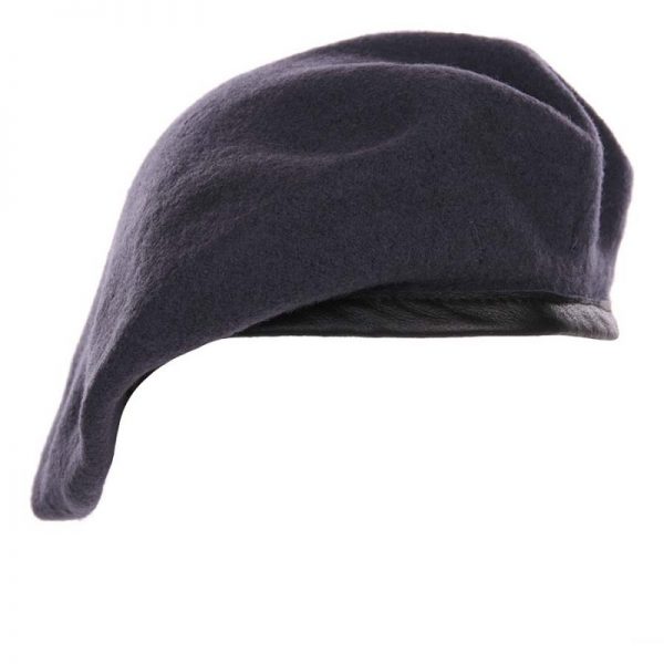 211117 Baret grijs De leger baret KL Groen van 100% wol bij DeDump.nl is een authentiek militair accessoire dat zowel functioneel als duurzaam is. Gemaakt van hoogwaardige wol biedt deze baret uitstekende warmte en comfort tijdens militaire activiteiten. De baret is speciaal ontworpen voor militaire toepassingen en past goed bij de uniformen en uitrusting van soldaten. Het is een essentieel onderdeel van de uitrusting voor militaire eenheden en wordt vaak gebruikt als onderdeel van formele en ceremoniële uniformen. Deze legerbaret is beschikbaar in meerdere kleuren, waardoor het aan verschillende legeruniformen kan worden aangepast. Het toevoegen van deze baret aan het uniform zorgt voor een professionele uitstraling en eenheid binnen de gelederen. Naast het symbolische belang, biedt de baret ook praktische voordelen. Het beschermt het hoofd tegen weersinvloeden en biedt een mate van camouflage tijdens militaire operaties. Kies voor authenticiteit en functionaliteit met onze leger baret van 100% wol. Bestel nu bij DeDump.nl en voeg dit belangrijke militaire accessoire toe aan je uitrusting. <div></div>