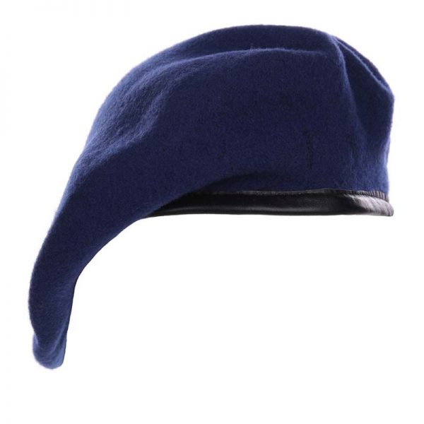211117 Baret km blauw De leger baret KL Groen van 100% wol bij DeDump.nl is een authentiek militair accessoire dat zowel functioneel als duurzaam is. Gemaakt van hoogwaardige wol biedt deze baret uitstekende warmte en comfort tijdens militaire activiteiten. De baret is speciaal ontworpen voor militaire toepassingen en past goed bij de uniformen en uitrusting van soldaten. Het is een essentieel onderdeel van de uitrusting voor militaire eenheden en wordt vaak gebruikt als onderdeel van formele en ceremoniële uniformen. Deze legerbaret is beschikbaar in meerdere kleuren, waardoor het aan verschillende legeruniformen kan worden aangepast. Het toevoegen van deze baret aan het uniform zorgt voor een professionele uitstraling en eenheid binnen de gelederen. Naast het symbolische belang, biedt de baret ook praktische voordelen. Het beschermt het hoofd tegen weersinvloeden en biedt een mate van camouflage tijdens militaire operaties. Kies voor authenticiteit en functionaliteit met onze leger baret van 100% wol. Bestel nu bij DeDump.nl en voeg dit belangrijke militaire accessoire toe aan je uitrusting. <div></div>
