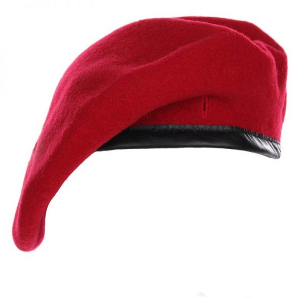 211117 Baret rood De leger baret KL Groen van 100% wol bij DeDump.nl is een authentiek militair accessoire dat zowel functioneel als duurzaam is. Gemaakt van hoogwaardige wol biedt deze baret uitstekende warmte en comfort tijdens militaire activiteiten. De baret is speciaal ontworpen voor militaire toepassingen en past goed bij de uniformen en uitrusting van soldaten. Het is een essentieel onderdeel van de uitrusting voor militaire eenheden en wordt vaak gebruikt als onderdeel van formele en ceremoniële uniformen. Deze legerbaret is beschikbaar in meerdere kleuren, waardoor het aan verschillende legeruniformen kan worden aangepast. Het toevoegen van deze baret aan het uniform zorgt voor een professionele uitstraling en eenheid binnen de gelederen. Naast het symbolische belang, biedt de baret ook praktische voordelen. Het beschermt het hoofd tegen weersinvloeden en biedt een mate van camouflage tijdens militaire operaties. Kies voor authenticiteit en functionaliteit met onze leger baret van 100% wol. Bestel nu bij DeDump.nl en voeg dit belangrijke militaire accessoire toe aan je uitrusting. <div></div>