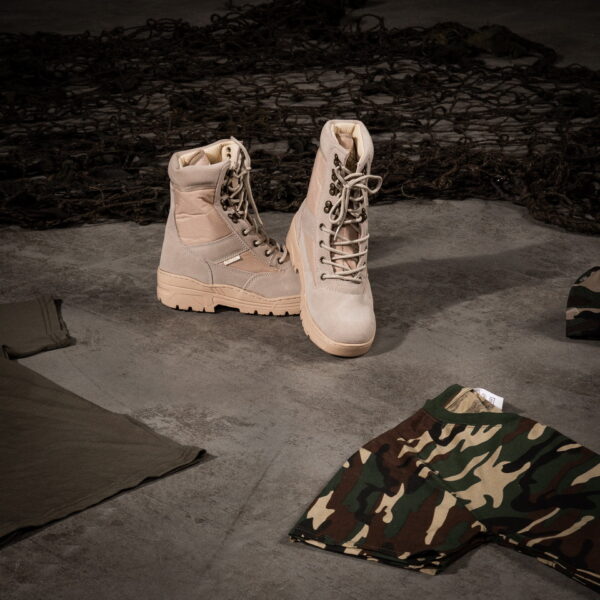 231170 Sniper boots22 Sniper Schoenen: De Ultieme Keuze voor Professionals die Hoge Prestaties eisen Als u op zoek bent naar een schoen die is ontworpen om te presteren in de meest veeleisende omgevingen, dan zijn de Sniper schoenen de perfecte keuze voor u. Deze schoenen zijn speciaal ontworpen voor professionals die heavy duty, outdoor activiteiten uitvoeren, zoals militairen, politieagenten en jagers. De Sniper schoenen zijn gemaakt van hoogwaardige materialen, met een bovenmateriaal dat voor 75% bestaat uit buffalo leer en voor 25% uit nylon. Dit zorgt voor een duurzame en sterke schoen die bestand is tegen slijtage en schade. Deze schoenen zijn uitgerust met een ademende KBTex voering en een Thinsulate voering, die zorgen voor warmte en comfort tijdens koude temperaturen. De versterkte neus beschermt uw voeten tegen mogelijke gevaren, terwijl de uitneembare binnenzool ervoor zorgt dat de schoen perfect past bij uw voet. De volledig opgevulde kraag van de schoen biedt extra comfort en bescherming tegen schuren en wrijving, terwijl de anti-slip en oliebestendige zool zorgt voor een veilige en stabiele grip op elke ondergrond. Als u op zoek bent naar een lichtgewicht en duurzame schoen die is ontworpen om te presteren in de meest veeleisende omgevingen, dan zijn de Sniper schoenen de ideale keuze voor u. Of u nu gaat jagen in het bos of een speciale missie uitvoert, deze schoenen zullen u niet teleurstellen. <div><strong>Twijfel je over de maat, bestel dan één maatje groter. De schoenen vallen wat kleiner uit.</strong></div>
