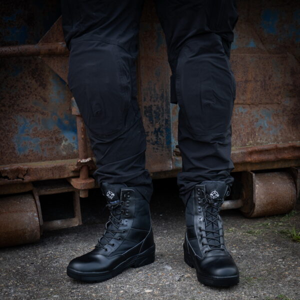 231170 Sniper boots23 Sniper Schoenen: De Ultieme Keuze voor Professionals die Hoge Prestaties eisen Als u op zoek bent naar een schoen die is ontworpen om te presteren in de meest veeleisende omgevingen, dan zijn de Sniper schoenen de perfecte keuze voor u. Deze schoenen zijn speciaal ontworpen voor professionals die heavy duty, outdoor activiteiten uitvoeren, zoals militairen, politieagenten en jagers. De Sniper schoenen zijn gemaakt van hoogwaardige materialen, met een bovenmateriaal dat voor 75% bestaat uit buffalo leer en voor 25% uit nylon. Dit zorgt voor een duurzame en sterke schoen die bestand is tegen slijtage en schade. Deze schoenen zijn uitgerust met een ademende KBTex voering en een Thinsulate voering, die zorgen voor warmte en comfort tijdens koude temperaturen. De versterkte neus beschermt uw voeten tegen mogelijke gevaren, terwijl de uitneembare binnenzool ervoor zorgt dat de schoen perfect past bij uw voet. De volledig opgevulde kraag van de schoen biedt extra comfort en bescherming tegen schuren en wrijving, terwijl de anti-slip en oliebestendige zool zorgt voor een veilige en stabiele grip op elke ondergrond. Als u op zoek bent naar een lichtgewicht en duurzame schoen die is ontworpen om te presteren in de meest veeleisende omgevingen, dan zijn de Sniper schoenen de ideale keuze voor u. Of u nu gaat jagen in het bos of een speciale missie uitvoert, deze schoenen zullen u niet teleurstellen. <div><strong>Twijfel je over de maat, bestel dan één maatje groter. De schoenen vallen wat kleiner uit.</strong></div>