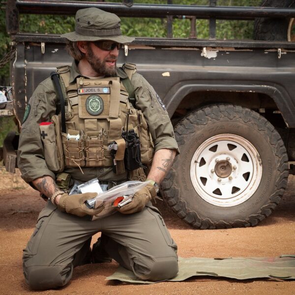 Bush hoed met memory wire11 De <strong>101 INC Bush Hoed</strong> is een veelzijdige en aanpasbare hoed, perfect voor outdooractiviteiten, kamperen, en survivaltochten. Gemaakt van een duurzame mix van <strong>65% polyester en 35% katoen</strong>, is deze hoed lichtgewicht, comfortabel, en bestand tegen diverse weersomstandigheden. Een uniek kenmerk van deze hoed is de <strong>memory wire</strong> in de rand, waarmee je de hoed volledig naar wens kunt modelleren of plooien. Hierdoor kun je de hoed aanpassen aan je persoonlijke stijl of aan specifieke omstandigheden, zoals het bieden van extra schaduw of een betere pasvorm. <ul> <li><strong>Memory wire:</strong> Dankzij de interne metaaldraad is de rand van de hoed gemakkelijk te modelleren naar jouw voorkeur.</li> <li><strong>Lichtgewicht en duurzaam:</strong> Gemaakt van een sterke, onderhoudsvriendelijke mix van polyester en katoen.</li> <li><strong>Veelzijdig ontwerp:</strong> Geschikt voor outdooractiviteiten, survivaltochten, en casual gebruik.</li> <li><strong>Comfortabel:</strong> Zacht en ademend materiaal, ideaal voor langdurig gebruik in warme of uitdagende omgevingen.</li> </ul> <strong>Gewicht (gr):</strong> 120 <strong>Merk:</strong> 101 INC <strong>Materiaal:</strong> 65% polyester en 35% katoen