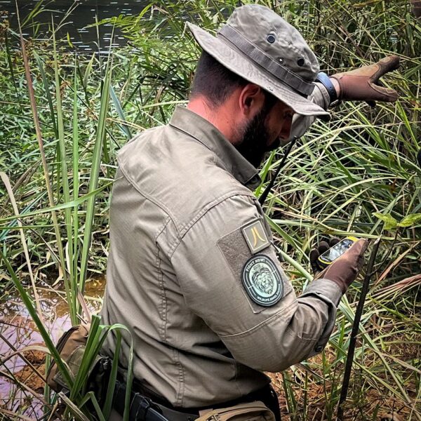 Bush hoed met memory wire13 De <strong>101 INC Bush Hoed</strong> is een veelzijdige en aanpasbare hoed, perfect voor outdooractiviteiten, kamperen, en survivaltochten. Gemaakt van een duurzame mix van <strong>65% polyester en 35% katoen</strong>, is deze hoed lichtgewicht, comfortabel, en bestand tegen diverse weersomstandigheden. Een uniek kenmerk van deze hoed is de <strong>memory wire</strong> in de rand, waarmee je de hoed volledig naar wens kunt modelleren of plooien. Hierdoor kun je de hoed aanpassen aan je persoonlijke stijl of aan specifieke omstandigheden, zoals het bieden van extra schaduw of een betere pasvorm. <ul> <li><strong>Memory wire:</strong> Dankzij de interne metaaldraad is de rand van de hoed gemakkelijk te modelleren naar jouw voorkeur.</li> <li><strong>Lichtgewicht en duurzaam:</strong> Gemaakt van een sterke, onderhoudsvriendelijke mix van polyester en katoen.</li> <li><strong>Veelzijdig ontwerp:</strong> Geschikt voor outdooractiviteiten, survivaltochten, en casual gebruik.</li> <li><strong>Comfortabel:</strong> Zacht en ademend materiaal, ideaal voor langdurig gebruik in warme of uitdagende omgevingen.</li> </ul> <strong>Gewicht (gr):</strong> 120 <strong>Merk:</strong> 101 INC <strong>Materiaal:</strong> 65% polyester en 35% katoen