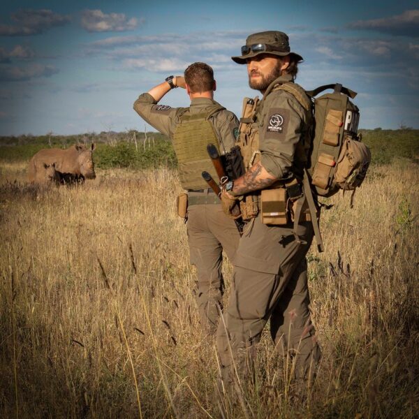 Bush hoed met memory wire14 De <strong>101 INC Bush Hoed</strong> is een veelzijdige en aanpasbare hoed, perfect voor outdooractiviteiten, kamperen, en survivaltochten. Gemaakt van een duurzame mix van <strong>65% polyester en 35% katoen</strong>, is deze hoed lichtgewicht, comfortabel, en bestand tegen diverse weersomstandigheden. Een uniek kenmerk van deze hoed is de <strong>memory wire</strong> in de rand, waarmee je de hoed volledig naar wens kunt modelleren of plooien. Hierdoor kun je de hoed aanpassen aan je persoonlijke stijl of aan specifieke omstandigheden, zoals het bieden van extra schaduw of een betere pasvorm. <ul> <li><strong>Memory wire:</strong> Dankzij de interne metaaldraad is de rand van de hoed gemakkelijk te modelleren naar jouw voorkeur.</li> <li><strong>Lichtgewicht en duurzaam:</strong> Gemaakt van een sterke, onderhoudsvriendelijke mix van polyester en katoen.</li> <li><strong>Veelzijdig ontwerp:</strong> Geschikt voor outdooractiviteiten, survivaltochten, en casual gebruik.</li> <li><strong>Comfortabel:</strong> Zacht en ademend materiaal, ideaal voor langdurig gebruik in warme of uitdagende omgevingen.</li> </ul> <strong>Gewicht (gr):</strong> 120 <strong>Merk:</strong> 101 INC <strong>Materiaal:</strong> 65% polyester en 35% katoen