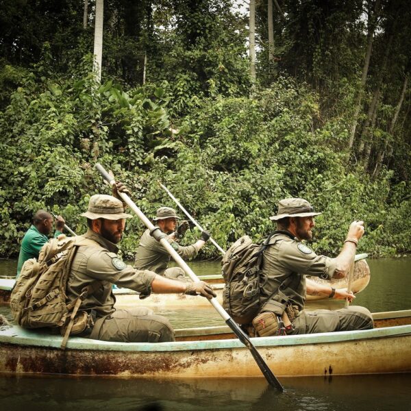 Bush hoed met memory wire6 De <strong>101 INC Bush Hoed</strong> is een veelzijdige en aanpasbare hoed, perfect voor outdooractiviteiten, kamperen, en survivaltochten. Gemaakt van een duurzame mix van <strong>65% polyester en 35% katoen</strong>, is deze hoed lichtgewicht, comfortabel, en bestand tegen diverse weersomstandigheden. Een uniek kenmerk van deze hoed is de <strong>memory wire</strong> in de rand, waarmee je de hoed volledig naar wens kunt modelleren of plooien. Hierdoor kun je de hoed aanpassen aan je persoonlijke stijl of aan specifieke omstandigheden, zoals het bieden van extra schaduw of een betere pasvorm. <ul> <li><strong>Memory wire:</strong> Dankzij de interne metaaldraad is de rand van de hoed gemakkelijk te modelleren naar jouw voorkeur.</li> <li><strong>Lichtgewicht en duurzaam:</strong> Gemaakt van een sterke, onderhoudsvriendelijke mix van polyester en katoen.</li> <li><strong>Veelzijdig ontwerp:</strong> Geschikt voor outdooractiviteiten, survivaltochten, en casual gebruik.</li> <li><strong>Comfortabel:</strong> Zacht en ademend materiaal, ideaal voor langdurig gebruik in warme of uitdagende omgevingen.</li> </ul> <strong>Gewicht (gr):</strong> 120 <strong>Merk:</strong> 101 INC <strong>Materiaal:</strong> 65% polyester en 35% katoen