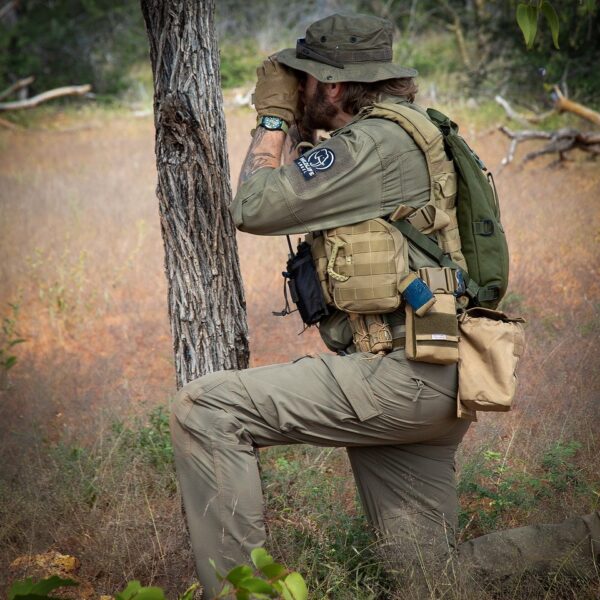 Bush hoed met memory wire7 De <strong>101 INC Bush Hoed</strong> is een veelzijdige en aanpasbare hoed, perfect voor outdooractiviteiten, kamperen, en survivaltochten. Gemaakt van een duurzame mix van <strong>65% polyester en 35% katoen</strong>, is deze hoed lichtgewicht, comfortabel, en bestand tegen diverse weersomstandigheden. Een uniek kenmerk van deze hoed is de <strong>memory wire</strong> in de rand, waarmee je de hoed volledig naar wens kunt modelleren of plooien. Hierdoor kun je de hoed aanpassen aan je persoonlijke stijl of aan specifieke omstandigheden, zoals het bieden van extra schaduw of een betere pasvorm. <ul> <li><strong>Memory wire:</strong> Dankzij de interne metaaldraad is de rand van de hoed gemakkelijk te modelleren naar jouw voorkeur.</li> <li><strong>Lichtgewicht en duurzaam:</strong> Gemaakt van een sterke, onderhoudsvriendelijke mix van polyester en katoen.</li> <li><strong>Veelzijdig ontwerp:</strong> Geschikt voor outdooractiviteiten, survivaltochten, en casual gebruik.</li> <li><strong>Comfortabel:</strong> Zacht en ademend materiaal, ideaal voor langdurig gebruik in warme of uitdagende omgevingen.</li> </ul> <strong>Gewicht (gr):</strong> 120 <strong>Merk:</strong> 101 INC <strong>Materiaal:</strong> 65% polyester en 35% katoen