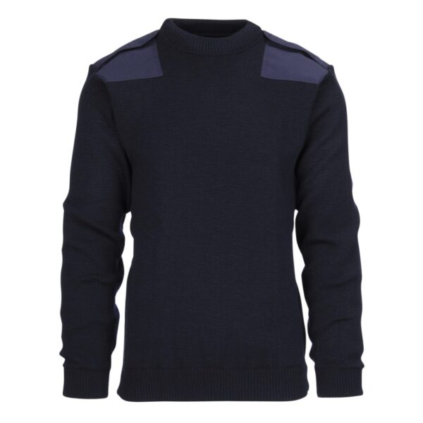 Commandotrui 100 Scheerwol Navy Woolmate De <strong>Commandotrui Navy</strong> van <strong>Woolmate</strong> is een klassieke en hoogwaardige trui, vervaardigd in België van <strong>100% scheerwol</strong>. Deze trui biedt uitzonderlijke warmte en comfort, ideaal voor koudere omstandigheden. Het tijdloze ontwerp is voorzien van versterkte <strong>schouder- en elleboogstukken</strong> en <strong>epauletten</strong>, waardoor de trui zowel stijlvol als functioneel is.