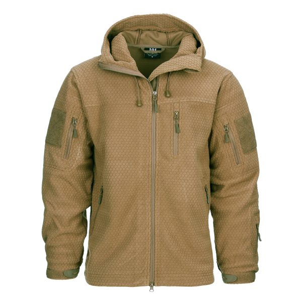 Hexagon fleece vest1 Ben je op zoek naar een comfortabel en functioneel fleece vest dat je warm houdt tijdens al je outdooractiviteiten? Het <strong>Hexagon fleece vest</strong> biedt een perfecte balans tussen stijl en functionaliteit. Dit veelzijdige vest is vervaardigd uit 260g/m² hoogwaardig polyester en biedt niet alleen optimale warmte, maar is ook ademend, zodat je je zelfs in actieve situaties comfortabel voelt. Dankzij het strakke ontwerp en de praktische details is dit vest ideaal voor zowel werk als recreatie. Met de handige verstelbare capuchon ben je goed beschermd tegen wind en regen, terwijl de verschillende zakken ervoor zorgen dat je altijd al je benodigdheden bij de hand hebt. Dit vest is uitgerust met <strong>twee ruime cargo-zakken op de mouwen</strong>, een cargo-zak op de onderarm, en <strong>drie voorzakken</strong> – perfect voor het veilig opbergen van je telefoon, sleutels, en andere kleine items. Dankzij de mogelijkheid om patches met velcro te bevestigen op de mouwen, kun je dit vest bovendien personaliseren naar je eigen smaak en wensen.