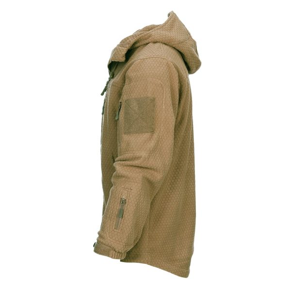 Hexagon fleece vest2 Ben je op zoek naar een comfortabel en functioneel fleece vest dat je warm houdt tijdens al je outdooractiviteiten? Het <strong>Hexagon fleece vest</strong> biedt een perfecte balans tussen stijl en functionaliteit. Dit veelzijdige vest is vervaardigd uit 260g/m² hoogwaardig polyester en biedt niet alleen optimale warmte, maar is ook ademend, zodat je je zelfs in actieve situaties comfortabel voelt. Dankzij het strakke ontwerp en de praktische details is dit vest ideaal voor zowel werk als recreatie. Met de handige verstelbare capuchon ben je goed beschermd tegen wind en regen, terwijl de verschillende zakken ervoor zorgen dat je altijd al je benodigdheden bij de hand hebt. Dit vest is uitgerust met <strong>twee ruime cargo-zakken op de mouwen</strong>, een cargo-zak op de onderarm, en <strong>drie voorzakken</strong> – perfect voor het veilig opbergen van je telefoon, sleutels, en andere kleine items. Dankzij de mogelijkheid om patches met velcro te bevestigen op de mouwen, kun je dit vest bovendien personaliseren naar je eigen smaak en wensen.