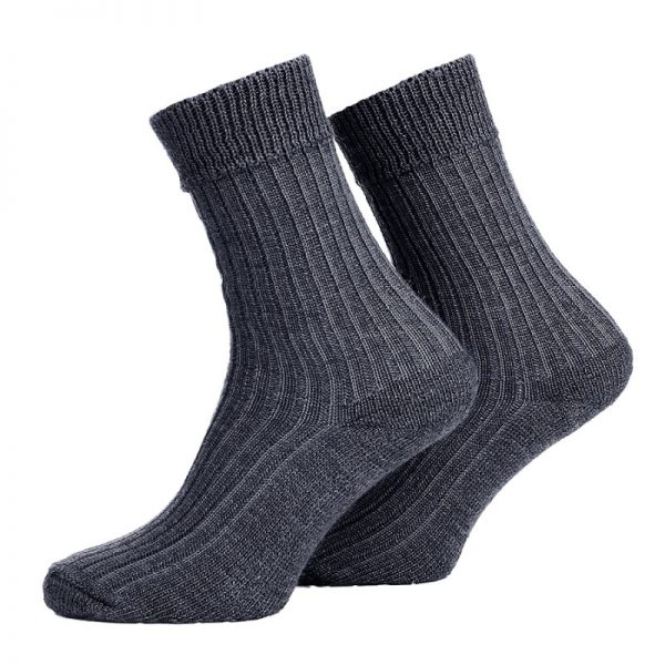 Pr. Boru sokken antraciet Ervaar het ultieme comfort met de Boru Sokken Antraciet. Deze sokken zijn gemaakt van een hoogwaardige materiaalsamenstelling: 50% wol, 30% poly/acryl en 20% polyamide. Ze zijn voorzien van een badstofzool die zorgt voor extra comfort tijdens het dragen. Daarnaast hebben de sokken geen voelbare teennaad, waardoor irritatie en blaarvorming worden voorkomen. De Boru Sokken zijn niet alleen comfortabel, maar ook gemakkelijk te onderhouden. Dankzij de materiaalsamenstelling zijn ze eenvoudig te wassen en blijven ze langdurig in topconditie. Deze sokken zijn ideaal voor zowel werk als wandelingen. Ze bieden de juiste ondersteuning en bescherming voor je voeten, zodat je de hele dag comfortabel kunt blijven bewegen. Kenmerken: <ul> <li>Badstofzool voor extra comfort</li> <li>Geen voelbare teennaad om irritatie en blaarvorming te voorkomen</li> <li>Machine wasbaar voor eenvoudig onderhoud</li> <li>Verkrijgbaar in 5 kleuren</li> </ul> Kies voor comfort en duurzaamheid met de Boru Sokken. Bestel nu bij DeDump.nl en geniet van comfortabele voeten tijdens je werk en wandelingen.
