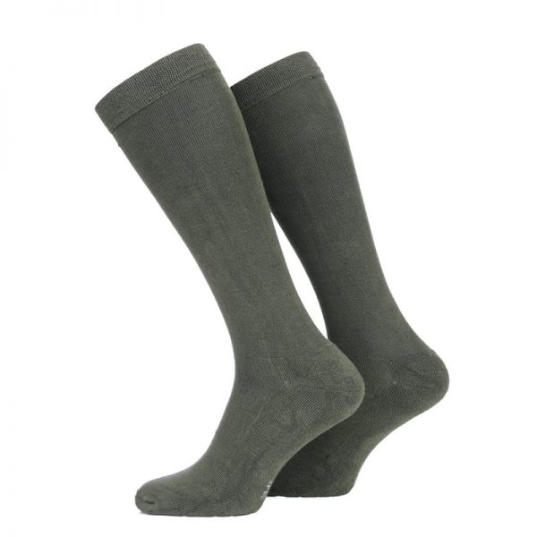 Tactical Bamboo sokken groen De Tactical Bamboo sokken zijn de ultieme keuze voor wie op zoek is naar comfortabele en functionele sokken. Gemaakt van bamboevezels, bieden deze sokken tal van voordelen voor je voeten. Bamboo sokken zijn hypoallergeen, wat betekent dat ze geschikt zijn voor zelfs de meest gevoelige huid. Ze zijn ook antibacterieel, waardoor onaangename geurtjes worden voorkomen. De ademende eigenschappen zorgen ervoor dat je voeten fris en droog blijven, terwijl de sokken vocht absorberen. Deze sokken zijn ontworpen in een lang model en hebben een badstof zool, waardoor ze ideaal zijn voor dagelijks gebruik, sporten of outdoor activiteiten. De gladde teennaad voorkomt wrijving en irritatie, wat bijdraagt aan het draagcomfort. Een bijzonder kenmerk van deze sokken is de thermo control, waardoor je voeten beschermd zijn tegen zowel de hitte in de zomer als de koude temperaturen in de winter. Dit maakt ze veelzijdig en geschikt voor alle seizoenen. Of je nu wandelt, sport, op avontuur gaat, of gewoon geniet van dagelijks comfort, de Tactical Bamboo sokken bieden de eigenschappen die je nodig hebt voor gelukkige voeten. <strong>Kenmerken:</strong> <ul> <li><big>Lang model sok</big></li> <li><big>Badstof zool</big></li> <li><big>Gladde teennaad</big></li> </ul> <div class="colordesc">Groen</div>