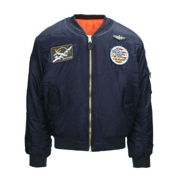 1111121402 MA 1 bomber jack USAF Bomber jas Blauw van 100% nylon. De jas is volledig gewatteerd, heeft een voering van polyester en beschikt over meerdere opbergzakken. Wat kenmerkend is aan deze originele en authentieke flight jacket, is dat die voorzien is van 7 geborduurde emblemen. <strong>Geborduurde emblemen:</strong> <ul> <li>B-17 Flying Fortress</li> <li>B-17G Flying Fortress</li> <li>B-25 Mitchell</li> <li>Wing senior pilot</li> <li>US Air Force</li> <li>Amerikaanse vlag</li> <li>Fighting 81</li> </ul> <strong>Twijfel je over de maat, bestel dan één maatje groter. De jas valt wat kleiner uit.</strong> <a title="Maattabel" href="https://dump.dev.newagents.nl/wp-content/uploads/2022/07/121402-MA-1-bomber-jack-USAF-maattabel.pdf" target="_blank" rel="noopener noreferrer"><button><span style="color: #ef471f; font-size: medium;"><strong>Maattabel</strong></span></button></a>
