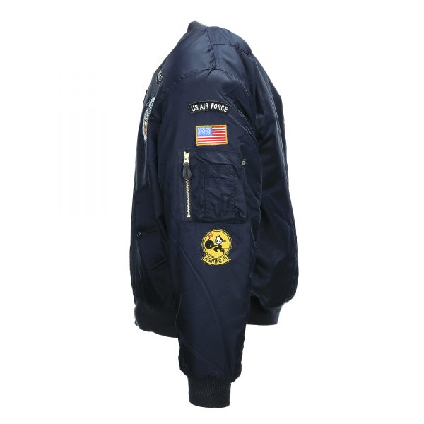 1111121402 MA 1 bomber jack USAF1 Bomber jas Blauw van 100% nylon. De jas is volledig gewatteerd, heeft een voering van polyester en beschikt over meerdere opbergzakken. Wat kenmerkend is aan deze originele en authentieke flight jacket, is dat die voorzien is van 7 geborduurde emblemen. <strong>Geborduurde emblemen:</strong> <ul> <li>B-17 Flying Fortress</li> <li>B-17G Flying Fortress</li> <li>B-25 Mitchell</li> <li>Wing senior pilot</li> <li>US Air Force</li> <li>Amerikaanse vlag</li> <li>Fighting 81</li> </ul> <strong>Twijfel je over de maat, bestel dan één maatje groter. De jas valt wat kleiner uit.</strong> <a title="Maattabel" href="https://dump.dev.newagents.nl/wp-content/uploads/2022/07/121402-MA-1-bomber-jack-USAF-maattabel.pdf" target="_blank" rel="noopener noreferrer"><button><span style="color: #ef471f; font-size: medium;"><strong>Maattabel</strong></span></button></a>