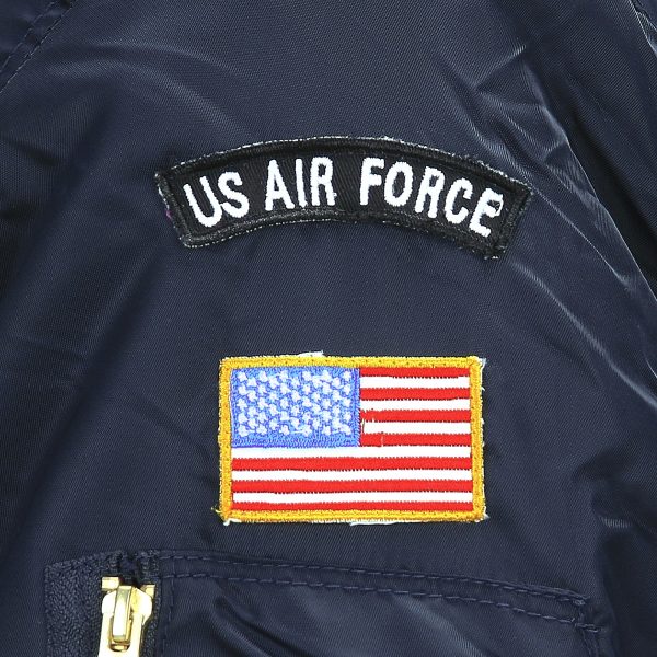 1111121402 MA 1 bomber jack USAF3 Bomber jas Blauw van 100% nylon. De jas is volledig gewatteerd, heeft een voering van polyester en beschikt over meerdere opbergzakken. Wat kenmerkend is aan deze originele en authentieke flight jacket, is dat die voorzien is van 7 geborduurde emblemen. <strong>Geborduurde emblemen:</strong> <ul> <li>B-17 Flying Fortress</li> <li>B-17G Flying Fortress</li> <li>B-25 Mitchell</li> <li>Wing senior pilot</li> <li>US Air Force</li> <li>Amerikaanse vlag</li> <li>Fighting 81</li> </ul> <strong>Twijfel je over de maat, bestel dan één maatje groter. De jas valt wat kleiner uit.</strong> <a title="Maattabel" href="https://dump.dev.newagents.nl/wp-content/uploads/2022/07/121402-MA-1-bomber-jack-USAF-maattabel.pdf" target="_blank" rel="noopener noreferrer"><button><span style="color: #ef471f; font-size: medium;"><strong>Maattabel</strong></span></button></a>