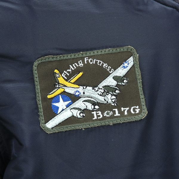 1111121402 MA 1 bomber jack USAF4 Bomber jas Blauw van 100% nylon. De jas is volledig gewatteerd, heeft een voering van polyester en beschikt over meerdere opbergzakken. Wat kenmerkend is aan deze originele en authentieke flight jacket, is dat die voorzien is van 7 geborduurde emblemen. <strong>Geborduurde emblemen:</strong> <ul> <li>B-17 Flying Fortress</li> <li>B-17G Flying Fortress</li> <li>B-25 Mitchell</li> <li>Wing senior pilot</li> <li>US Air Force</li> <li>Amerikaanse vlag</li> <li>Fighting 81</li> </ul> <strong>Twijfel je over de maat, bestel dan één maatje groter. De jas valt wat kleiner uit.</strong> <a title="Maattabel" href="https://dump.dev.newagents.nl/wp-content/uploads/2022/07/121402-MA-1-bomber-jack-USAF-maattabel.pdf" target="_blank" rel="noopener noreferrer"><button><span style="color: #ef471f; font-size: medium;"><strong>Maattabel</strong></span></button></a>