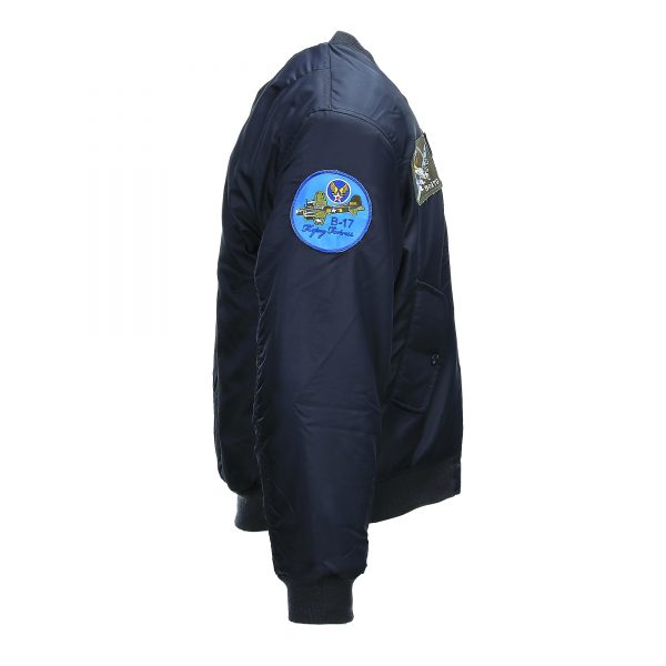 1111121402 MA 1 bomber jack USAF5 Bomber jas Blauw van 100% nylon. De jas is volledig gewatteerd, heeft een voering van polyester en beschikt over meerdere opbergzakken. Wat kenmerkend is aan deze originele en authentieke flight jacket, is dat die voorzien is van 7 geborduurde emblemen. <strong>Geborduurde emblemen:</strong> <ul> <li>B-17 Flying Fortress</li> <li>B-17G Flying Fortress</li> <li>B-25 Mitchell</li> <li>Wing senior pilot</li> <li>US Air Force</li> <li>Amerikaanse vlag</li> <li>Fighting 81</li> </ul> <strong>Twijfel je over de maat, bestel dan één maatje groter. De jas valt wat kleiner uit.</strong> <a title="Maattabel" href="https://dump.dev.newagents.nl/wp-content/uploads/2022/07/121402-MA-1-bomber-jack-USAF-maattabel.pdf" target="_blank" rel="noopener noreferrer"><button><span style="color: #ef471f; font-size: medium;"><strong>Maattabel</strong></span></button></a>