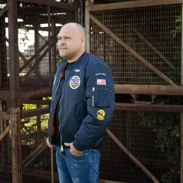 121402 MA 1 bomber jack USAF11 Bomber jas Blauw van 100% nylon. De jas is volledig gewatteerd, heeft een voering van polyester en beschikt over meerdere opbergzakken. Wat kenmerkend is aan deze originele en authentieke flight jacket, is dat die voorzien is van 7 geborduurde emblemen. <strong>Geborduurde emblemen:</strong> <ul> <li>B-17 Flying Fortress</li> <li>B-17G Flying Fortress</li> <li>B-25 Mitchell</li> <li>Wing senior pilot</li> <li>US Air Force</li> <li>Amerikaanse vlag</li> <li>Fighting 81</li> </ul> <strong>Twijfel je over de maat, bestel dan één maatje groter. De jas valt wat kleiner uit.</strong> <a title="Maattabel" href="https://dump.dev.newagents.nl/wp-content/uploads/2022/07/121402-MA-1-bomber-jack-USAF-maattabel.pdf" target="_blank" rel="noopener noreferrer"><button><span style="color: #ef471f; font-size: medium;"><strong>Maattabel</strong></span></button></a>