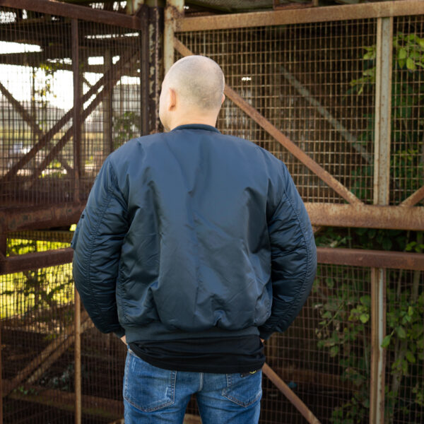 121402 MA 1 bomber jack USAF12 Bomber jas Blauw van 100% nylon. De jas is volledig gewatteerd, heeft een voering van polyester en beschikt over meerdere opbergzakken. Wat kenmerkend is aan deze originele en authentieke flight jacket, is dat die voorzien is van 7 geborduurde emblemen. <strong>Geborduurde emblemen:</strong> <ul> <li>B-17 Flying Fortress</li> <li>B-17G Flying Fortress</li> <li>B-25 Mitchell</li> <li>Wing senior pilot</li> <li>US Air Force</li> <li>Amerikaanse vlag</li> <li>Fighting 81</li> </ul> <strong>Twijfel je over de maat, bestel dan één maatje groter. De jas valt wat kleiner uit.</strong> <a title="Maattabel" href="https://dump.dev.newagents.nl/wp-content/uploads/2022/07/121402-MA-1-bomber-jack-USAF-maattabel.pdf" target="_blank" rel="noopener noreferrer"><button><span style="color: #ef471f; font-size: medium;"><strong>Maattabel</strong></span></button></a>