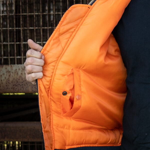121402 MA 1 bomber jack USAF13 Bomber jas Blauw van 100% nylon. De jas is volledig gewatteerd, heeft een voering van polyester en beschikt over meerdere opbergzakken. Wat kenmerkend is aan deze originele en authentieke flight jacket, is dat die voorzien is van 7 geborduurde emblemen. <strong>Geborduurde emblemen:</strong> <ul> <li>B-17 Flying Fortress</li> <li>B-17G Flying Fortress</li> <li>B-25 Mitchell</li> <li>Wing senior pilot</li> <li>US Air Force</li> <li>Amerikaanse vlag</li> <li>Fighting 81</li> </ul> <strong>Twijfel je over de maat, bestel dan één maatje groter. De jas valt wat kleiner uit.</strong> <a title="Maattabel" href="https://dump.dev.newagents.nl/wp-content/uploads/2022/07/121402-MA-1-bomber-jack-USAF-maattabel.pdf" target="_blank" rel="noopener noreferrer"><button><span style="color: #ef471f; font-size: medium;"><strong>Maattabel</strong></span></button></a>