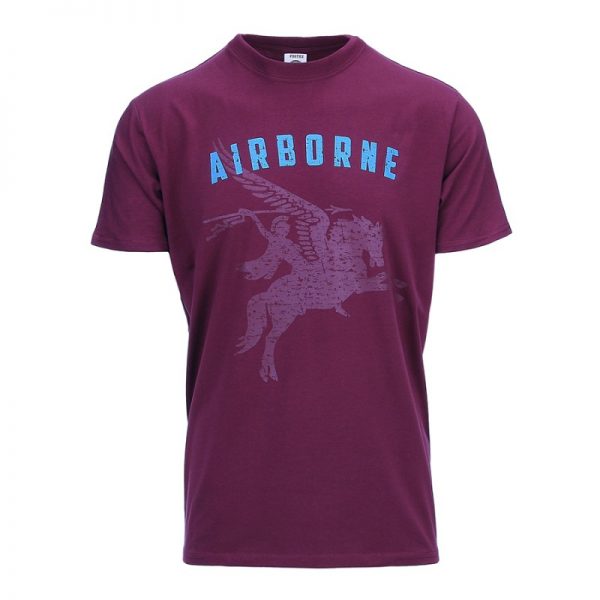 133631 T shirt Airborne Pegasus <h4><a title="Maattabel" href="https://dump.dev.newagents.nl/wp-content/uploads/2024/11/9478_33892b489ae822561befd8dcb4caf2e7b53d9514.pdf" target="_blank" rel="noopener noreferrer"><button><span style="color: #ef471f; font-size: medium;"><strong>Maattabel</strong></span></button></a></h4> Dit <strong>Airborne Pegasus T-shirt</strong> uit de Fostex WWII Series is een eerbetoon aan de Britse <strong>1st Airborne Division</strong> die vocht tijdens de <strong>Slag om Arnhem</strong> in <strong>Operatie Market Garden</strong>. Gekenmerkt door het iconische Pegasus-embleem, symboliseert dit shirt de moed en inzet van de Britse luchtlandingsdivisie, die zowel parachutisten als zweefvliegeenheden omvatte. De divisie werd in de Tweede Wereldoorlog geleid door generaal-majoor Roy Urquhart en speelde een cruciale rol in een van de meest gewaagde operaties van de oorlog. <h4>Belangrijkste Kenmerken</h4> <ul> <li><strong>Comfortabel en Duurzaam</strong>: Gemaakt van 95% katoen en 5% elastaan, biedt dit T-shirt een uitstekende pasvorm en bewegingsvrijheid. Dankzij het elastaan sluit het shirt goed aan op het lichaam en behoudt het zijn vorm, zelfs na veelvuldig dragen.</li> <li><strong>Ademend en Lichtgewicht</strong>: Met een gewicht van 160 g/m² is dit shirt licht en ideaal voor dagelijks gebruik. Het ademende katoen zorgt voor comfort, zelfs bij hogere temperaturen.</li> <li><strong>Historisch Pegasus Design</strong>: Het Pegasus-paard en de maroonrode kleur zijn herkenbare symbolen van de 1st Airborne Division. De bekende rode baret, die in 1942 werd geïntroduceerd, markeerde het Britse parachutistenuniform en is een centraal symbool voor de divisie.</li> </ul> &nbsp;