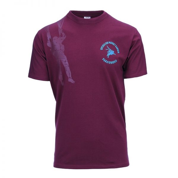 133632 T shirt Pegasus Paratrooper Het <strong>Fostex® WWII Series T-shirt</strong> met <strong>Pegasus Paratrooper</strong> ontwerp viert de <strong>1st Airborne Division</strong> van het Britse leger. Dit T-shirt is vervaardigd uit <strong>95% katoen</strong> en <strong>5% elastaan</strong>, wat zorgt voor een comfortabele pasvorm en uitstekende bewegingsvrijheid. Met een samenstelling van <strong>160 gram/m²</strong>, biedt het een stevige en duurzame kwaliteit. De opdruk toont het iconische <strong>Maroon rode</strong> en <strong>lichtblauwe Pegasus paard</strong>, een symbool van de Britse 1st Airborne Division die beroemd werd door hun moedige rol in de <strong>Slag om Arnhem</strong> tijdens Operatie Market Garden.<a title="Maattabel" href="https://dump.dev.newagents.nl/wp-content/uploads/2024/09/T-shirt-Pegasus-Paratrooper-maattabel.pdf" target="_blank" rel="noopener noreferrer"> <button><span style="color: #ef471f; font-size: medium;"><strong>Maattabel</strong></span></button></a>