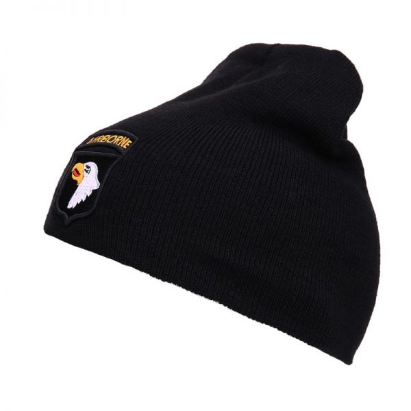 214141 Beanie 101st Airborne <strong>Over de 101st Airborne Division:</strong> De <strong>101st Airborne Division</strong> is een gespecialiseerde luchtmobiele infanteriedivisie van het Amerikaanse leger, getraind voor luchtlandingsoperaties. De divisie staat bekend om hun strategische slagkracht en heeft een rijke geschiedenis van deelname aan belangrijke conflicten zoals <strong>Operatie Overlord</strong> (D-Day), <strong>Operation Market Garden</strong>, en de <strong>Slag om de Ardennen</strong>. Met hun uitzonderlijke mobiliteit en intensieve training worden de Screaming Eagles beschouwd als de "speerpunt" van het Amerikaanse leger. Deze beanie is perfect voor liefhebbers van militaire geschiedenis, outdoor-activiteiten of voor iedereen die zich warm wil houden met een stijlvol accessoire.