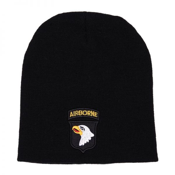 214141 Beanie 101st Airborne1 <strong>Over de 101st Airborne Division:</strong> De <strong>101st Airborne Division</strong> is een gespecialiseerde luchtmobiele infanteriedivisie van het Amerikaanse leger, getraind voor luchtlandingsoperaties. De divisie staat bekend om hun strategische slagkracht en heeft een rijke geschiedenis van deelname aan belangrijke conflicten zoals <strong>Operatie Overlord</strong> (D-Day), <strong>Operation Market Garden</strong>, en de <strong>Slag om de Ardennen</strong>. Met hun uitzonderlijke mobiliteit en intensieve training worden de Screaming Eagles beschouwd als de "speerpunt" van het Amerikaanse leger. Deze beanie is perfect voor liefhebbers van militaire geschiedenis, outdoor-activiteiten of voor iedereen die zich warm wil houden met een stijlvol accessoire.
