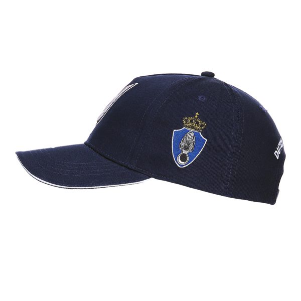 1111215101 Baseball veterans cap KMar2 <big><strong>Fostex Garments® Veteranen Cap Koninklijke Marechaussee</strong></big> <hr /> <big>Een mooie cap voor de Nederlandse veteraan of gewoon als verzamelaar. Verzamel deze unieke serie veteranen caps van onze vier onderdelen binnen de Nederlandse strijdkrachten.</big> Cap is volledig verstelbaar via een clip-sluiting aan de achterzijde. <strong>Kleur: </strong>Donker blauw <strong>Materiaal: </strong>100% katoen blauw