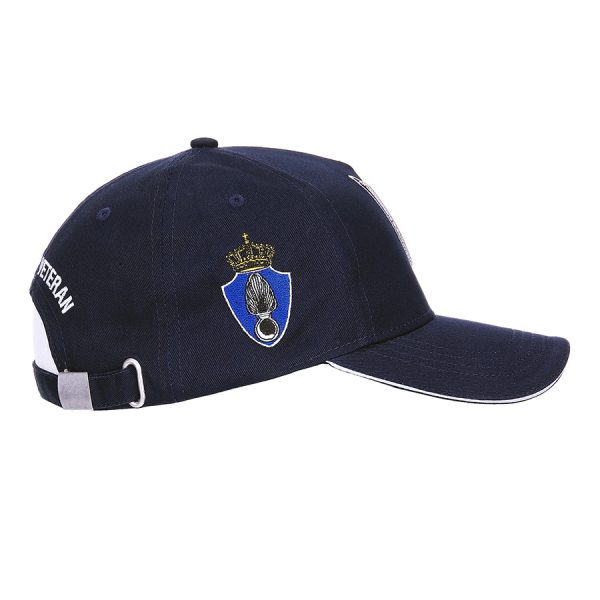 1111215101 Baseball veterans cap KMar3 <big><strong>Fostex Garments® Veteranen Cap Koninklijke Marechaussee</strong></big> <hr /> <big>Een mooie cap voor de Nederlandse veteraan of gewoon als verzamelaar. Verzamel deze unieke serie veteranen caps van onze vier onderdelen binnen de Nederlandse strijdkrachten.</big> Cap is volledig verstelbaar via een clip-sluiting aan de achterzijde. <strong>Kleur: </strong>Donker blauw <strong>Materiaal: </strong>100% katoen blauw
