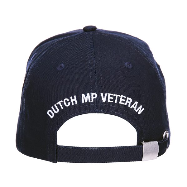 1111215101 Baseball veterans cap KMar4 <big><strong>Fostex Garments® Veteranen Cap Koninklijke Marechaussee</strong></big> <hr /> <big>Een mooie cap voor de Nederlandse veteraan of gewoon als verzamelaar. Verzamel deze unieke serie veteranen caps van onze vier onderdelen binnen de Nederlandse strijdkrachten.</big> Cap is volledig verstelbaar via een clip-sluiting aan de achterzijde. <strong>Kleur: </strong>Donker blauw <strong>Materiaal: </strong>100% katoen blauw