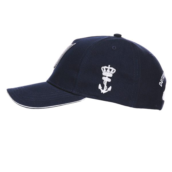 1111215103 Baseball veteranen cap KM 42 De Fostex Garments® Veteranen Cap Koninklijke Marine is een prachtige cap voor Nederlandse veteranen of verzamelaars. Verzamel de unieke serie veteranen caps van alle vier onderdelen binnen de Nederlandse strijdkrachten, inclusief de Koninklijke Marine. De cap is volledig verstelbaar via een clip-sluiting aan de achterzijde, wat zorgt voor een perfecte pasvorm voor iedereen. De cap is gemaakt van 100% katoen en heeft een mooie marine blauwe kleur. Het materiaal is van hoge kwaliteit en voelt comfortabel aan op het hoofd. Of je de cap nu draagt als eerbetoon aan de Koninklijke Marine of als verzamelaar, het is een waardevolle toevoeging aan je collectie. Koop nu de Fostex Garments® Veteranen Cap Koninklijke Marine en maak deel uit van de Nederlandse militaire geschiedenis. Verzamel de hele serie en toon je respect voor onze heldhaftige veteranen.