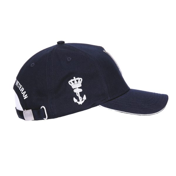 1111215103 Baseball veteranen cap KM 43 De Fostex Garments® Veteranen Cap Koninklijke Marine is een prachtige cap voor Nederlandse veteranen of verzamelaars. Verzamel de unieke serie veteranen caps van alle vier onderdelen binnen de Nederlandse strijdkrachten, inclusief de Koninklijke Marine. De cap is volledig verstelbaar via een clip-sluiting aan de achterzijde, wat zorgt voor een perfecte pasvorm voor iedereen. De cap is gemaakt van 100% katoen en heeft een mooie marine blauwe kleur. Het materiaal is van hoge kwaliteit en voelt comfortabel aan op het hoofd. Of je de cap nu draagt als eerbetoon aan de Koninklijke Marine of als verzamelaar, het is een waardevolle toevoeging aan je collectie. Koop nu de Fostex Garments® Veteranen Cap Koninklijke Marine en maak deel uit van de Nederlandse militaire geschiedenis. Verzamel de hele serie en toon je respect voor onze heldhaftige veteranen.