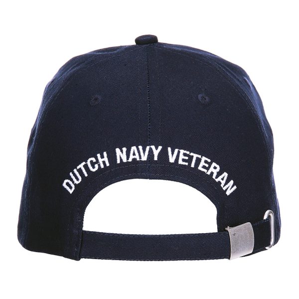 1111215103 Baseball veteranen cap KM 44 De Fostex Garments® Veteranen Cap Koninklijke Marine is een prachtige cap voor Nederlandse veteranen of verzamelaars. Verzamel de unieke serie veteranen caps van alle vier onderdelen binnen de Nederlandse strijdkrachten, inclusief de Koninklijke Marine. De cap is volledig verstelbaar via een clip-sluiting aan de achterzijde, wat zorgt voor een perfecte pasvorm voor iedereen. De cap is gemaakt van 100% katoen en heeft een mooie marine blauwe kleur. Het materiaal is van hoge kwaliteit en voelt comfortabel aan op het hoofd. Of je de cap nu draagt als eerbetoon aan de Koninklijke Marine of als verzamelaar, het is een waardevolle toevoeging aan je collectie. Koop nu de Fostex Garments® Veteranen Cap Koninklijke Marine en maak deel uit van de Nederlandse militaire geschiedenis. Verzamel de hele serie en toon je respect voor onze heldhaftige veteranen.