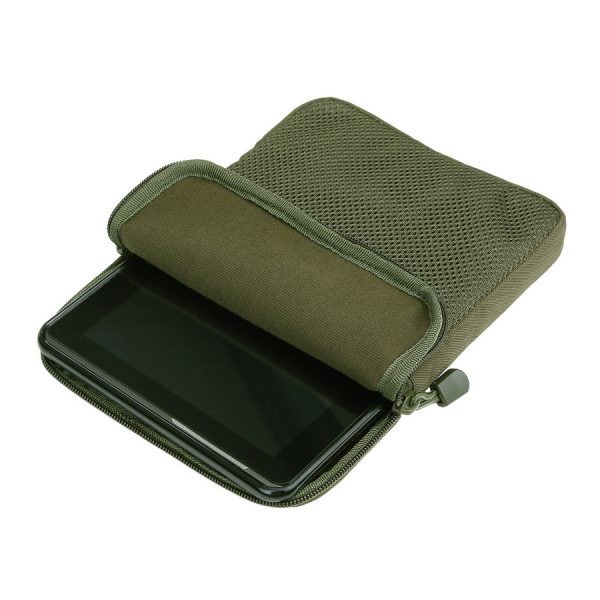 359377 I pad hoes new style Tablet cover gemaakt van 100% nylon. Toe te passen op MOLLE systeem. Aan de voorzijde zit een extra opberg gedeelte wat afsluitbaar is met velcro. Tevens is de cover voorzien van een handvat, en velcro voor het bevestigen van een badge. <strong>Afmeting: </strong>27,5 x 20 x 1,5 cm <div class="colordesc">zwart</div>