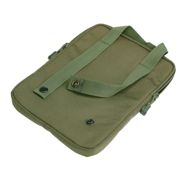 359377 I pad hoes new style1 Tablet cover gemaakt van 100% nylon. Toe te passen op MOLLE systeem. Aan de voorzijde zit een extra opberg gedeelte wat afsluitbaar is met velcro. Tevens is de cover voorzien van een handvat, en velcro voor het bevestigen van een badge. <strong>Afmeting: </strong>27,5 x 20 x 1,5 cm <div class="colordesc">zwart</div>