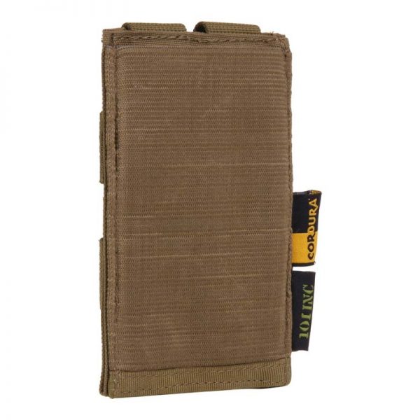 359952 Elastic band M4 pouch 1 LQ15286 coyote Elastic band M4 pouch gemaakt van polyster en elastan. <strong>Afmeting: </strong>8 x 13 x 0.5 cm Let op! De kleur ICC FG is aan de voorzijde effen groen en aan de achterzijde (molle) in de camo kleur. <div> <div class="colorimg">coyote</div> </div>