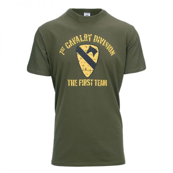133634 T shirt 1st Cavalry Division Het <strong>Fostex® WWII Series T-shirt</strong> van de <strong>1st Cavalry Division</strong> combineert stijl en comfort. Dit T-shirt is vervaardigd uit <strong>95% katoen</strong> en <strong>5% elastaan</strong>, wat zorgt voor een uitstekende pasvorm en comfort. Het heeft een <strong>'peach finish'</strong> afwerking en een gewicht van <strong>160 gram/m²</strong>, wat bijdraagt aan een luxe en zachte uitstraling. De opdruk toont het <strong>volledig gekleurde logo</strong> van de <strong>1st Cavalry Division</strong>, een van de meest gedecoreerde eenheden van het Amerikaanse leger. Gevestigd in Fort Hood, Texas, en opgericht in 1921, heeft deze divisie een rijke geschiedenis met een belangrijke rol in zowel <strong>WO2</strong> als de <strong>Vietnamoorlog</strong>. <a title="Maattabel" href="https://dump.dev.newagents.nl/wp-content/uploads/2019/10/T-shirt-1st-Cavalry-Division-maattabel.pdf" target="_blank" rel="noopener noreferrer"><button><span style="color: #ef471f; font-size: medium;"><strong>Maattabel</strong></span></button></a>