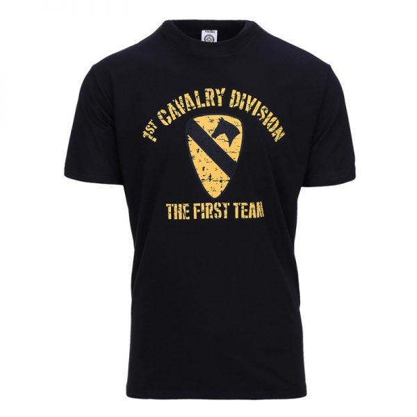 133634 T shirt 1st Cavalry Division zwart Het <strong>Fostex® WWII Series T-shirt</strong> van de <strong>1st Cavalry Division</strong> combineert stijl en comfort. Dit T-shirt is vervaardigd uit <strong>95% katoen</strong> en <strong>5% elastaan</strong>, wat zorgt voor een uitstekende pasvorm en comfort. Het heeft een <strong>'peach finish'</strong> afwerking en een gewicht van <strong>160 gram/m²</strong>, wat bijdraagt aan een luxe en zachte uitstraling. De opdruk toont het <strong>volledig gekleurde logo</strong> van de <strong>1st Cavalry Division</strong>, een van de meest gedecoreerde eenheden van het Amerikaanse leger. Gevestigd in Fort Hood, Texas, en opgericht in 1921, heeft deze divisie een rijke geschiedenis met een belangrijke rol in zowel <strong>WO2</strong> als de <strong>Vietnamoorlog</strong>. <a title="Maattabel" href="https://dump.dev.newagents.nl/wp-content/uploads/2019/10/T-shirt-1st-Cavalry-Division-maattabel.pdf" target="_blank" rel="noopener noreferrer"><button><span style="color: #ef471f; font-size: medium;"><strong>Maattabel</strong></span></button></a>
