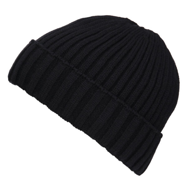 214318 Beanie muts5 <big>Deze beanie Zwart is ideaal voor de extreem koude seizoenen. ​Dankzij de fleece voering, blijft het hoofd erg warm terwijl het nog steeds comfortabel zit.</big> <big><strong>Materiaal:</strong> Gebreid, gemaakt van 100% Acryl, voering gemaakt van 100% Polyester. <strong>Maat: </strong>One size fits all</big> <ul> <li>Gebreid</li> <li>Fleece voering</li> <li>Ademend</li> <li>Goed isolerend</li> <li>Gewicht 125 gr</li> </ul>