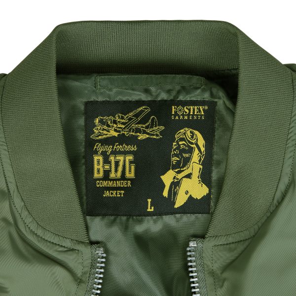 111121420 MA 1 summer bomber jack2 <strong>De Fostex Garments® MA-1 Commander Summer Bomber Jack</strong> is een stijlvolle, moderne interpretatie van de iconische bomberjacks die oorspronkelijk werden gedragen door piloten van de <strong>U.S. Air Force</strong> en <strong>U.S. Navy</strong> in de jaren ’50. Met een <strong>slim-fit design</strong> en een comfortabele pasvorm is dit jack ideaal voor casual gebruik tijdens het <strong>tussenseizoen</strong> of op koudere zomerdagen. De bomber jas is niet alleen praktisch maar ook trendy, en is een vaste waarde in het hedendaagse straatbeeld. Het lichte ontwerp en de duurzame materialen maken dit jack perfect voor dagelijks gebruik, terwijl de details zoals de <strong>"Remove Before Flight"-sleutelhanger</strong> en het <strong>MA-1 mouwzakje</strong> zorgen voor een authentieke uitstraling. <a title="Maattabel" href="https://dump.dev.newagents.nl/wp-content/uploads/2022/12/121420-MA-1-summer-bomber-jack-maattabel.pdf" target="_blank" rel="noopener noreferrer"><button><span style="color: #ef471f;font-size: medium"><strong>Maattabel</strong></span></button></a>