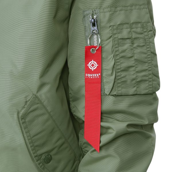 111121420 MA 1 summer bomber jack3 <strong>De Fostex Garments® MA-1 Commander Summer Bomber Jack</strong> is een stijlvolle, moderne interpretatie van de iconische bomberjacks die oorspronkelijk werden gedragen door piloten van de <strong>U.S. Air Force</strong> en <strong>U.S. Navy</strong> in de jaren ’50. Met een <strong>slim-fit design</strong> en een comfortabele pasvorm is dit jack ideaal voor casual gebruik tijdens het <strong>tussenseizoen</strong> of op koudere zomerdagen. De bomber jas is niet alleen praktisch maar ook trendy, en is een vaste waarde in het hedendaagse straatbeeld. Het lichte ontwerp en de duurzame materialen maken dit jack perfect voor dagelijks gebruik, terwijl de details zoals de <strong>"Remove Before Flight"-sleutelhanger</strong> en het <strong>MA-1 mouwzakje</strong> zorgen voor een authentieke uitstraling. <a title="Maattabel" href="https://dump.dev.newagents.nl/wp-content/uploads/2022/12/121420-MA-1-summer-bomber-jack-maattabel.pdf" target="_blank" rel="noopener noreferrer"><button><span style="color: #ef471f;font-size: medium"><strong>Maattabel</strong></span></button></a>