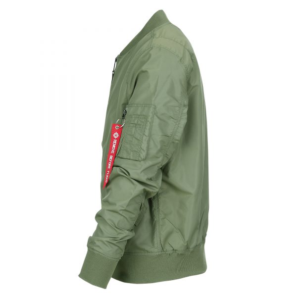 111121420 MA 1 summer bomber jack4 <strong>De Fostex Garments® MA-1 Commander Summer Bomber Jack</strong> is een stijlvolle, moderne interpretatie van de iconische bomberjacks die oorspronkelijk werden gedragen door piloten van de <strong>U.S. Air Force</strong> en <strong>U.S. Navy</strong> in de jaren ’50. Met een <strong>slim-fit design</strong> en een comfortabele pasvorm is dit jack ideaal voor casual gebruik tijdens het <strong>tussenseizoen</strong> of op koudere zomerdagen. De bomber jas is niet alleen praktisch maar ook trendy, en is een vaste waarde in het hedendaagse straatbeeld. Het lichte ontwerp en de duurzame materialen maken dit jack perfect voor dagelijks gebruik, terwijl de details zoals de <strong>"Remove Before Flight"-sleutelhanger</strong> en het <strong>MA-1 mouwzakje</strong> zorgen voor een authentieke uitstraling. <a title="Maattabel" href="https://dump.dev.newagents.nl/wp-content/uploads/2022/12/121420-MA-1-summer-bomber-jack-maattabel.pdf" target="_blank" rel="noopener noreferrer"><button><span style="color: #ef471f;font-size: medium"><strong>Maattabel</strong></span></button></a>